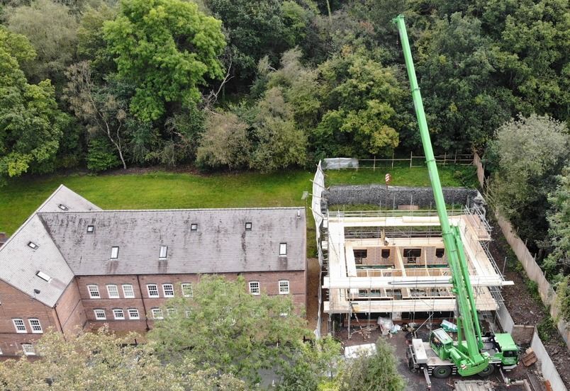 Open-panel timber frame erection with crane